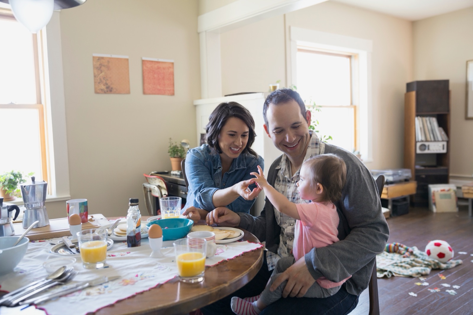 Una familia desayuna junta y sonríe